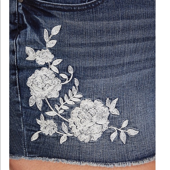 EMBROIDERED HIGH RISE SHORT SHORT - DARK WASH - Picture 4 of 4